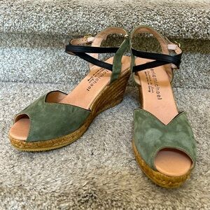 NWOT Eric Michael espadrille wedge. Olive green leather peep toe. Made in Spain.